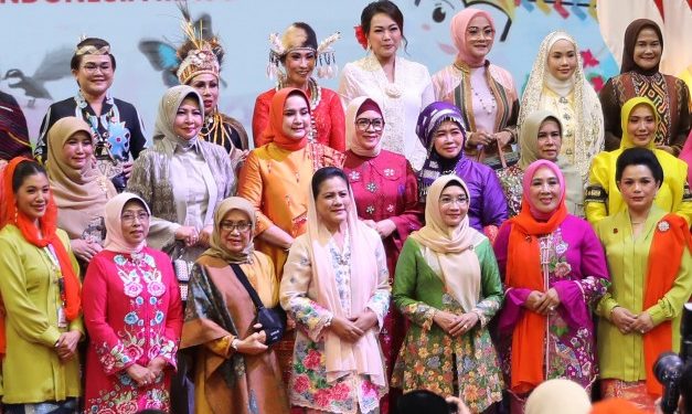 Riana Sari Arinal Hadiri Pameran Kriyanusa 2023 yang Dibuka Langsung Ibu Negara Iriana Joko Widodo