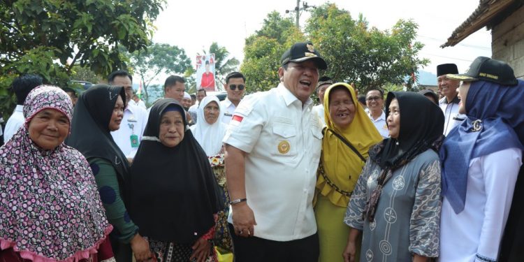 Gubernur Arinal Beri Bantuan Kursi Roda kepada Warga Disabilitas dan Lansia