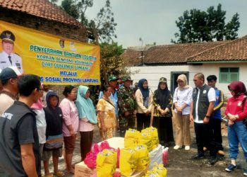 Kadis Sosial Serahkan Bantuan dari Gubernur Untuk Korban Kebakaran di Desa Penengahan Pesawaran