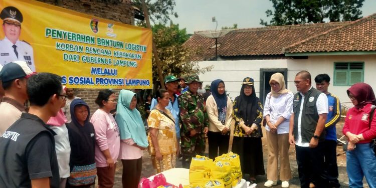 Kadis Sosial Serahkan Bantuan dari Gubernur Untuk Korban Kebakaran di Desa Penengahan Pesawaran