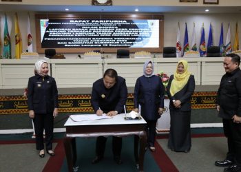 Gubernur Arinal dan Pimpinan DPRD Tandatangani Raperda Perubahan APBD Tahun Anggaran 2023