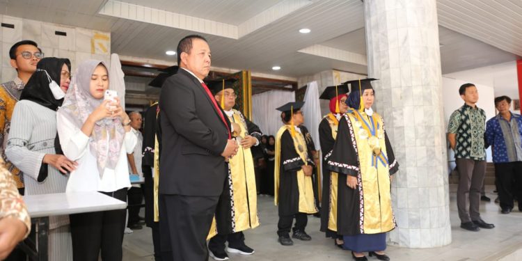 Gubernur Arinal dan Rektor Unila Ikuti Pelepasan Jenazah Rektor Pertama Unila Prof. Dr. Ir. H. Sitanala Arsyad