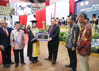 Gubernur Arinal Terima Penghargaan Wira Utama Bhakti 2023 pada Puncak Dies Natalis Unila ke- 58