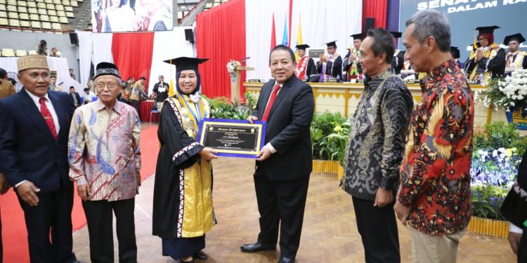 Gubernur Arinal Terima Penghargaan Wira Utama Bhakti 2023 pada Puncak Dies Natalis Unila ke- 58