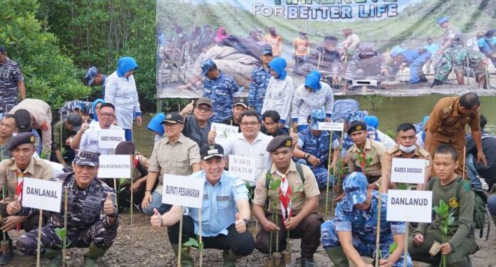 Tim Unila Ikut Penanaman Mangrove Nasional di Cuku Nyi Nyi