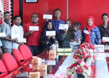 Walikota Eva Dwiana Beri  Bantuan Uang Tunai kepada Korban Kebakaran dan Bencana Alam