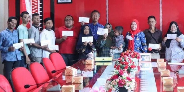 Walikota Eva Dwiana Beri Bantuan Uang Tunai kepada Korban Kebakaran dan Bencana Alam