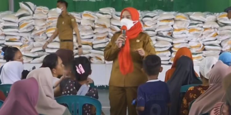 Harga Beras Terus Naik, Walikota Eva Dwiana Percepat Pendistribusian Bantuan Beras Kepada Warga