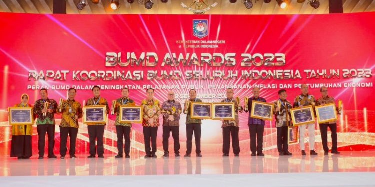 Kemendagri Berikan Penghargaan BUMD Awards dan Rakor BUMD Seluruh Indonesia Tahun 2023