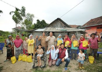 Gubernur Arinal Serahkan Bantuan Sembako dan Kursi Roda kepada Warga Pesisir Barat