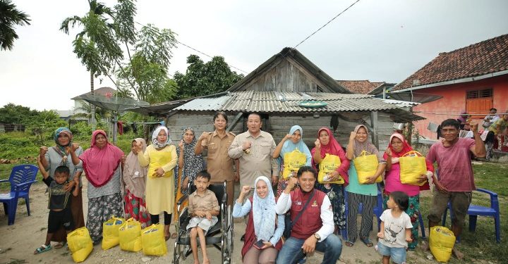 Gubernur Arinal Serahkan Bantuan Sembako dan Kursi Roda kepada Warga Pesisir Barat