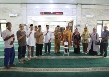Ketua LKKS Riana Sari Beri Bantuan Pelengkapan Ibadah Shalat untuk Masjid Agung Kotabumi