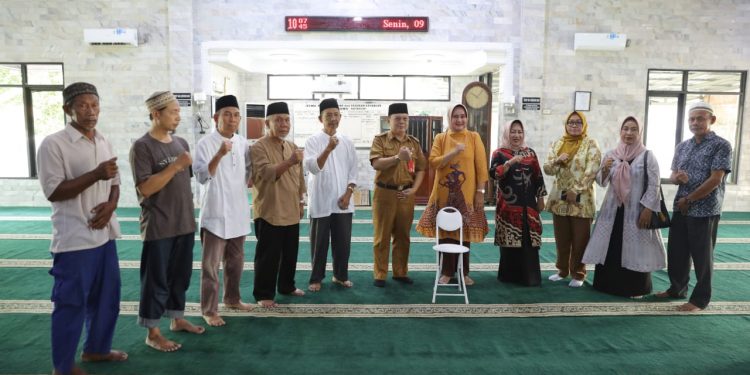 Ketua LKKS Riana Sari Beri Bantuan Pelengkapan Ibadah Shalat untuk Masjid Agung Kotabumi