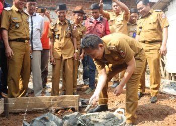 Wakil Bupati Lampura Hadiri Peletakan Batu Pertama Bantuan Bedah Rumah