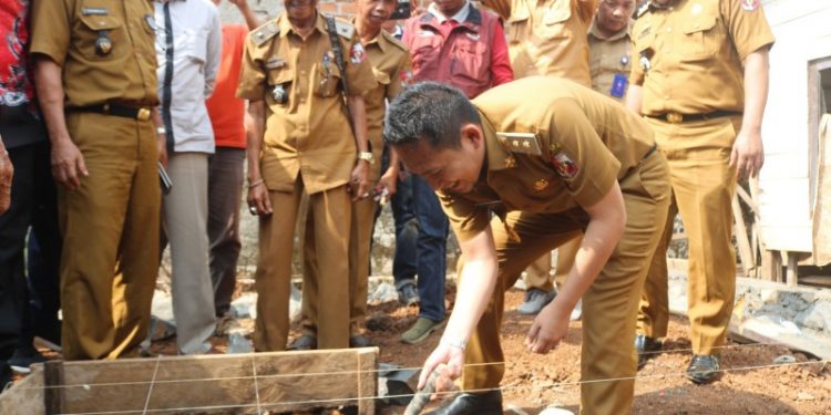 Wakil Bupati Lampura Hadiri Peletakan Batu Pertama Bantuan Bedah Rumah