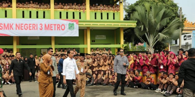 Gubernur Arinal Dampingi Presiden Jokowi Kunjungi SMK Negeri 3 Kota Metro