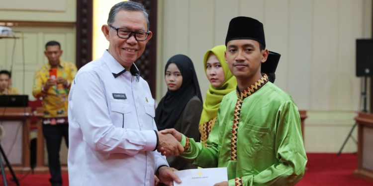 Sekdaprov Fahrizal Lepas Kafilah Lampung Ikuti Seleksi Tilawatil Qur’an dan Hadist Tingkat Nasional
