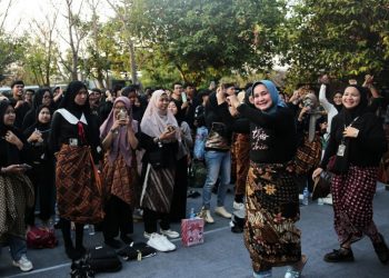 Riana Sari Arinal Hadiri Acara Tutorial Bekain yang Digagas Komunitas Pemuda Penggiat Budaya