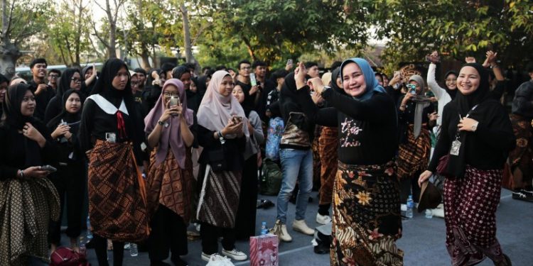 Riana Sari Arinal Hadiri Acara Tutorial Bekain yang Digagas Komunitas Pemuda Penggiat Budaya