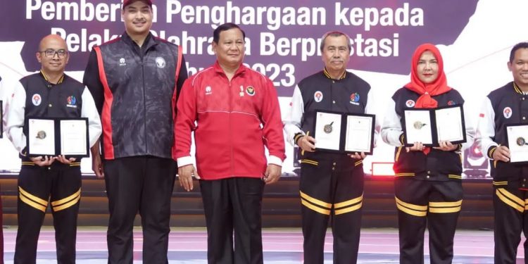 Walikota Eva Dwiana Terima Penghargaan dari Kemenpora sebagai Kepala Daerah Pembina Olahraga