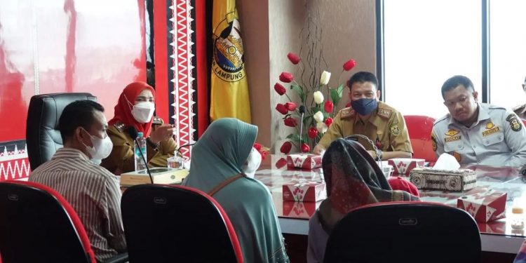 Walikota Eva Dwiana Beri Santunan Kepada Anak Pengidap Penyakit Jantung dan Korban Bencana  