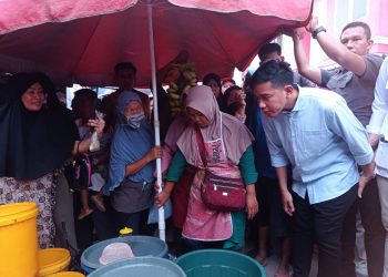 Kunjungan ke Lampung, Gibran Borong Cabai Pedagang Natar dan Bagikan ke Warga