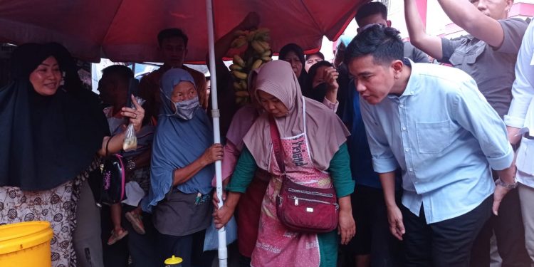 Kunjungan ke Lampung, Gibran Borong Cabai Pedagang Natar dan Bagikan ke Warga