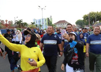 Gubernur Arinal Bersama Ribuan Masyarakat Meriahkan Jalan Sehat Peringatan Hari Kesehatan Nasional