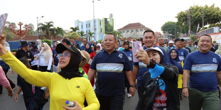 Gubernur Arinal Bersama Ribuan Masyarakat Meriahkan Jalan Sehat Peringatan Hari Kesehatan Nasional
