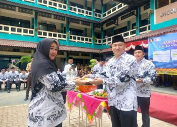 Peringati Hari Guru, Al Kautsar Beri Kado dan Bunga untuk Para Guru