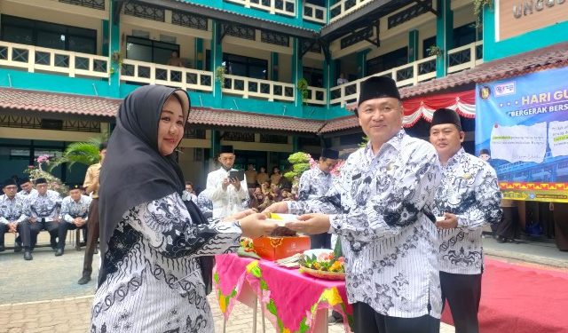 Peringati Hari Guru, Al Kautsar Beri Kado dan Bunga untuk Para Guru