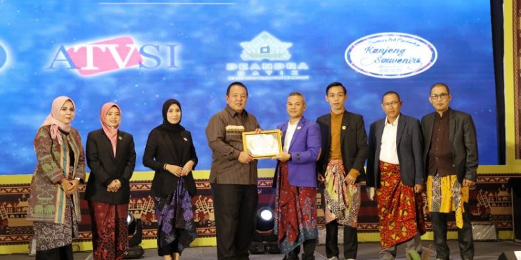 Peduli Terhadap Penyiaran di Lampung, Gubernur Arinal Raih Anugerah KPID Lampung Award 2023