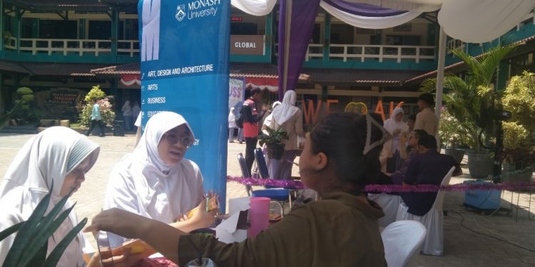 Gali Informasi Kampus Luar Negeri di WACW SMA Al Kautsar