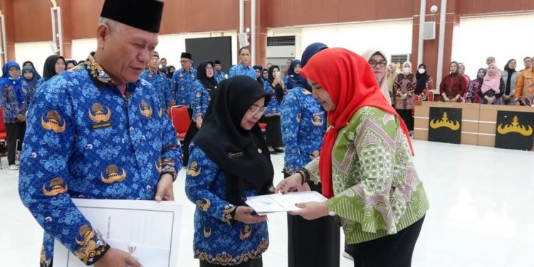 Serahkan 86 SK Pensiunan PNS, Walikota Eva : Terimakasih Atas Pengabdiannya
