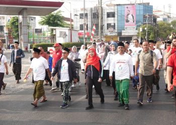 Peringati Hari Santri, Walikota Eva Lepas Ribuan Peserta Jalan Sehat Sarungan