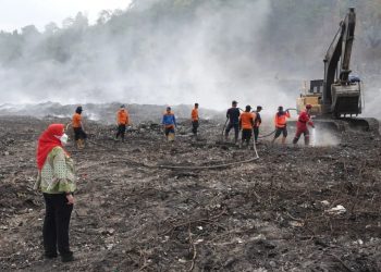 Tinjau Lokasi Kebakaran di TPA Bakung, Walikota Eva Dwiana : Intruksikan Piket 24 Jam