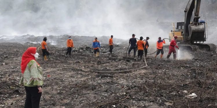 Tinjau Lokasi Kebakaran di TPA Bakung, Walikota Eva Dwiana : Intruksikan Piket 24 Jam