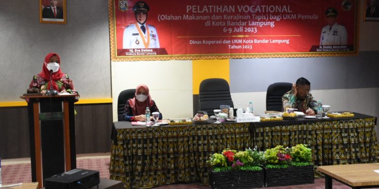 Walikota Eva Dwiana Buka Pelatihan Olahan Makanan dan Kerajinan Tapis