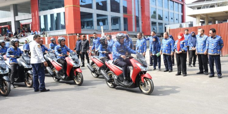 Walikota Bandar Lampung Eva Dwiana  Berikan Kendaraan Roda Dua  Untuk 126 Lurah