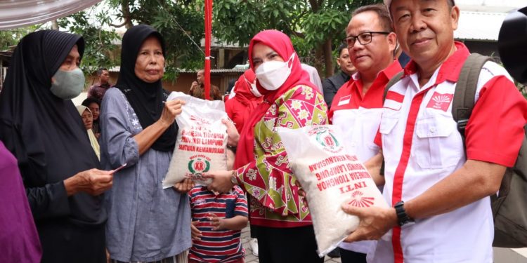 Pemkot Bandar Lampung Bersama INTI Berikan Bantuan Beras Untuk Warga Kecamatan Bumi Waras