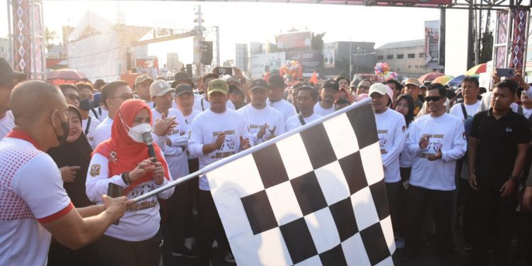 Walikota Eva Dwiana Lepas Ribuan Peserta Jalan Sehat Kirab Pemilu 2024
