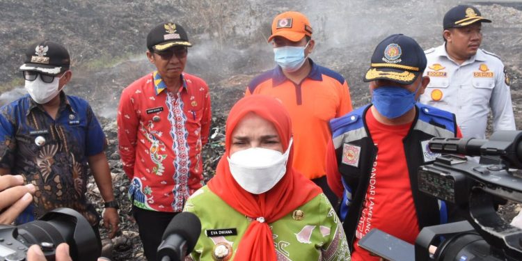 Walikota Eva Dwiana Klaim Kebakaran TPA Bakung Sudah Dapat Dikendalikan
