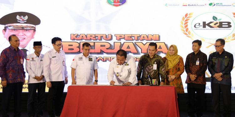 Percepat Program Kartu Petani Berjaya ( KPB ), Gubernur Arinal Berikan Anugerah KPB Award 2023