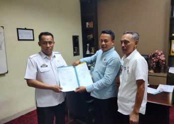 Anggota DPRD Pringsewu Anton Subagiyo Serahkan Surat Pembebasan Tanah Untuk Pembangunan Jalan