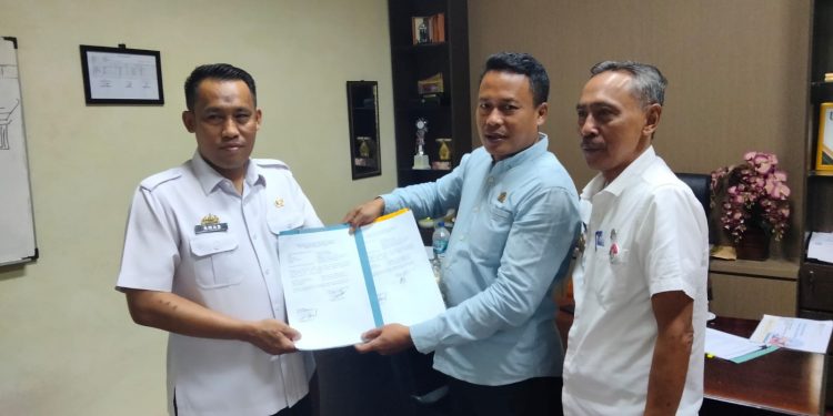 Anggota DPRD Pringsewu Anton Subagiyo Serahkan Surat Pembebasan Tanah Untuk Pembangunan Jalan