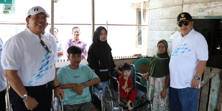 Gubernur Arinal Berikan Bantuan Sembako dan Kursi Roda kepada Masyarakat Labuhan Maringgai