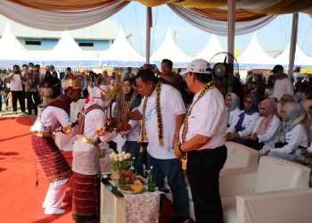 Peringati Puncak Hari Ikan Nasional, Gubernur Arinal Makan Ikan Bersama Masyarakat di Labuhan Maringgai