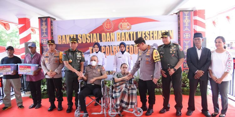 Kapolri dan Panglima TNI Berikan Bantuan Kesehatan Gratis di Maluku