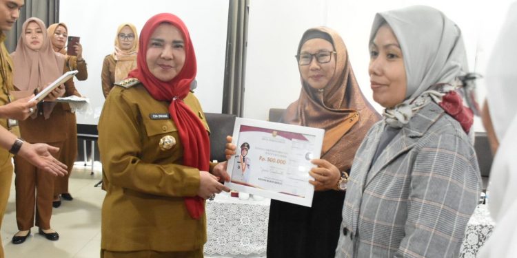 Buka Sosialisasi P3DN , Walikota Eva Berharap Produk dan Keahlian Pelaku UMKM Meningkat