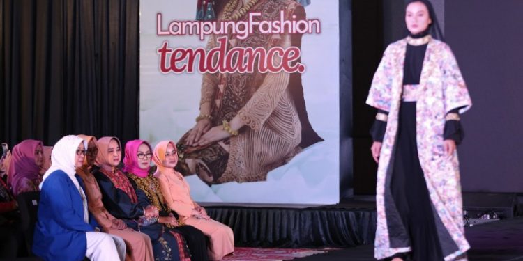 Riana Sari Arinal Apresiasi Lampung Fashion Tendance sebagai Ajang Pengembangan Industri Wastra dan Fashion